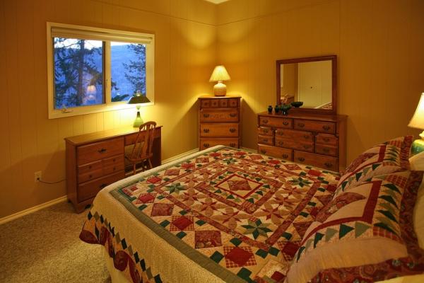 Lake View Queen Bedroom