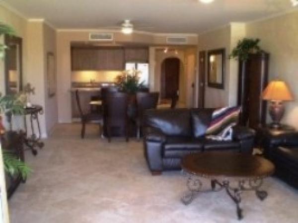 Spacious living area w/beautiful decor 