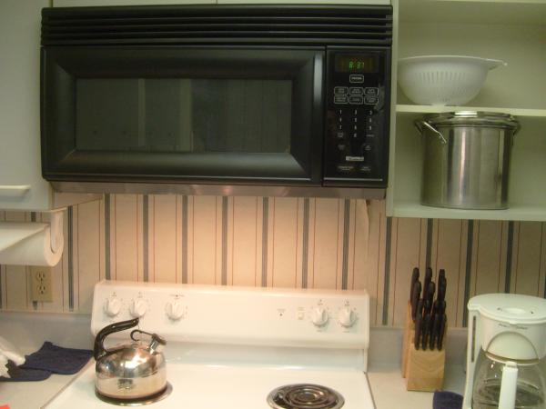 Kitchen-with every appliance