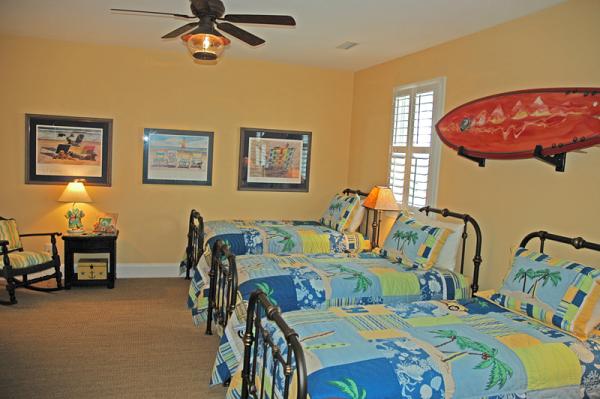 Bedroom with 4 twin beds