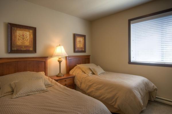 Bedroom with two single beds