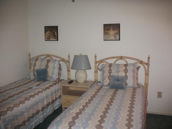 Fourrh bedroom with twin beds