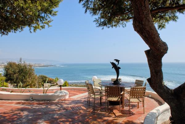 Outdoor dining in front of the ocean