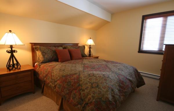 Master bedroom with Queen	