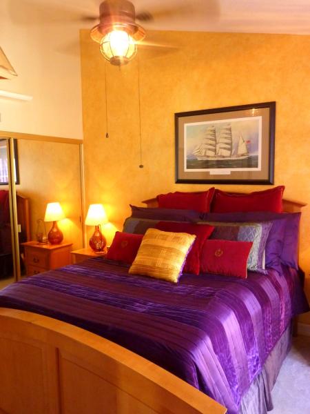Guest Bedroom, Queen bed.