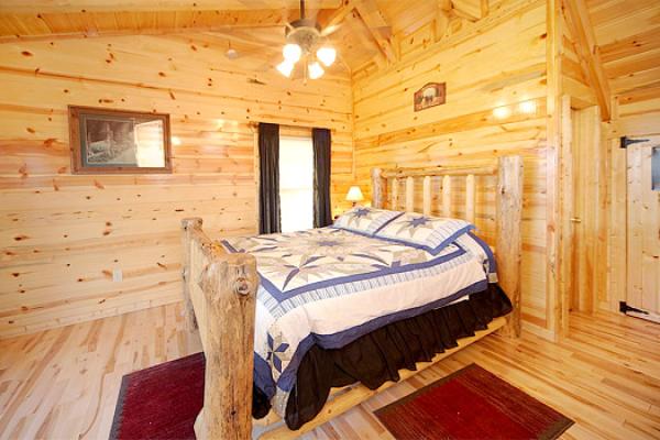 UPSTAIRS BEDROOM (LOFT)