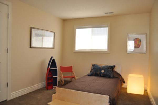 Upstairs Bedroom 3: Twin bed w/ down duvet