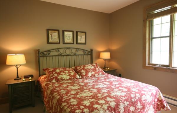 Second bedroom with Queen and flat screen TV	
