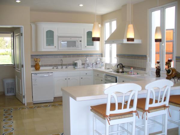 Full Kitchen with ajoining breakfast bar