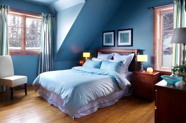 Queen Bedroom upper level