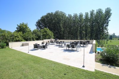 Patio area with Pizza oven, BBQ and seating