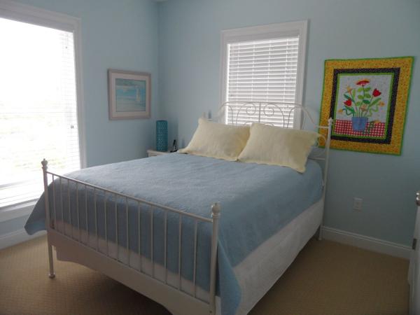 This is the second queen room on the first floor. 