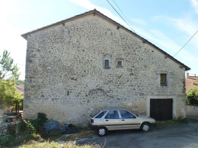 Side view of holiday rental in Lombraud