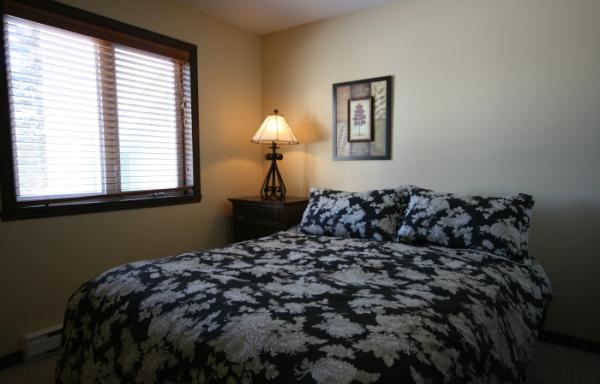 Second bedroom with Queen