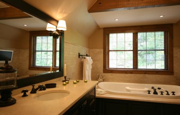 Master bathroom with jet tub