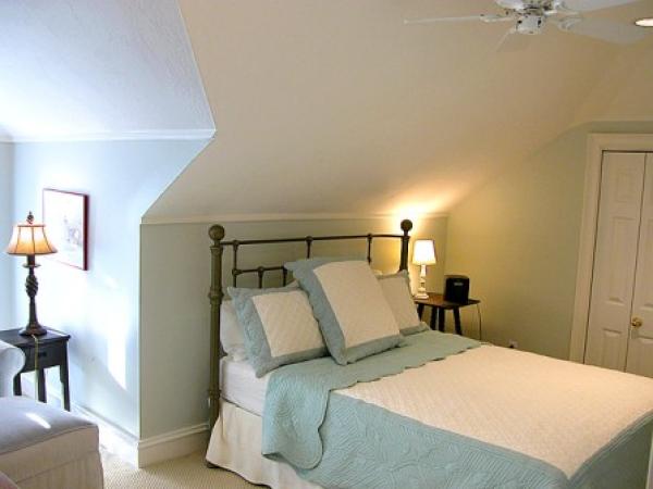 1 Queen Bedroom