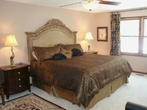 King BR: Private Bath, Sofa, TV, Crib