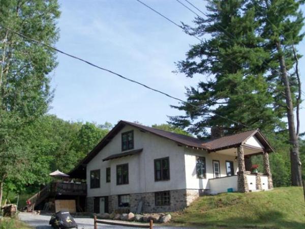 Plenty of parking. Volliball/Badmittin side yard