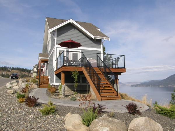 Lake Facing Deck with Outstanding Views